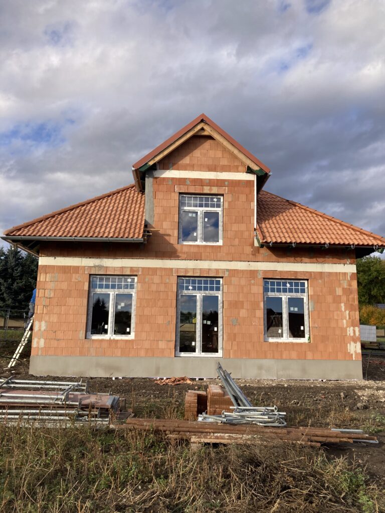Výstavba rodinného domu – Třebívlice (krov, střecha a okna)